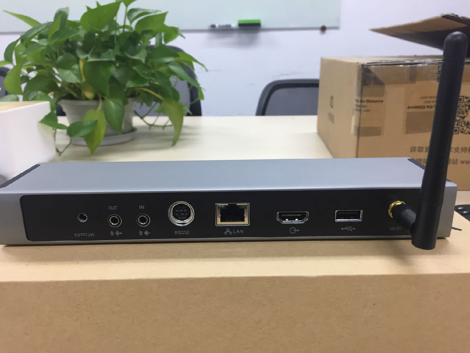 电源接口，音频输入输出接口，RS232串口，网络接口，视频输出HDMI接口，USB接口，WIFI。
