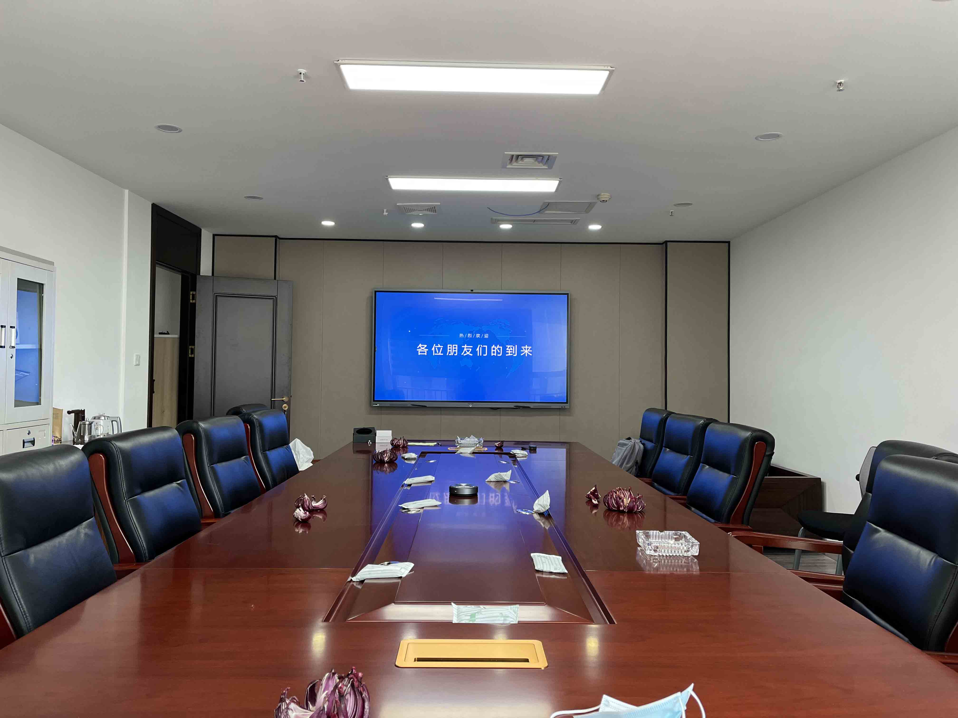 成都新艺人建设工程有限公司新装修会议室使用午夜视频APP污下载作为会议设备