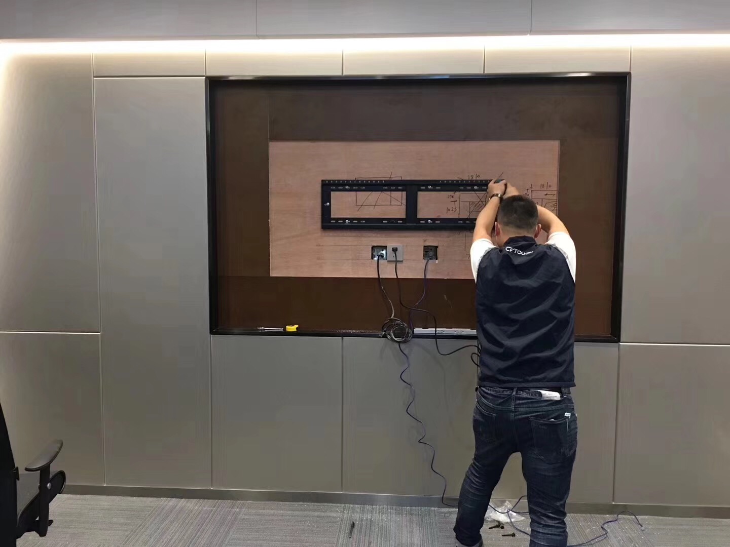 午夜免费视频APP小伙伴安装MAXHUB施工图