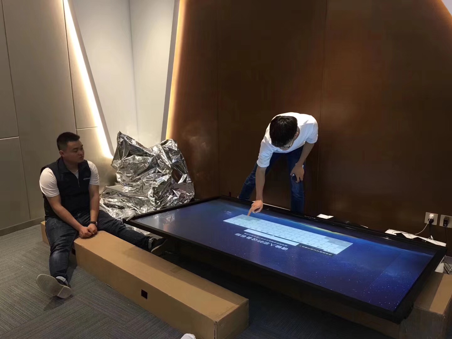 午夜免费视频APP电子安装施工现场