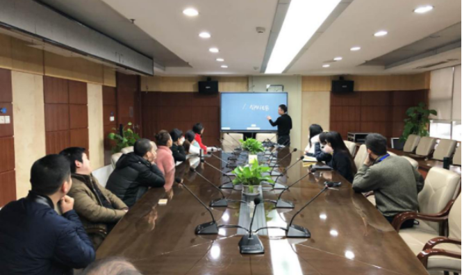 午夜免费视频APP讲师进行现场培训讲解