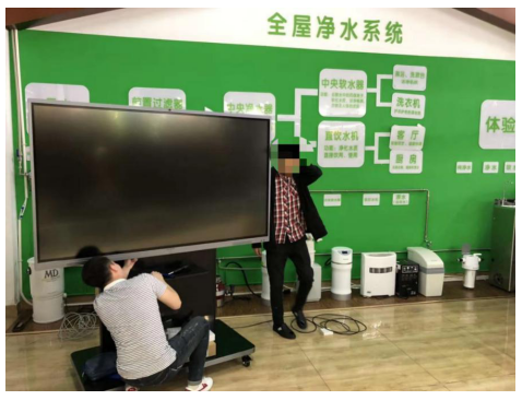认真安装的午夜免费视频APP小哥